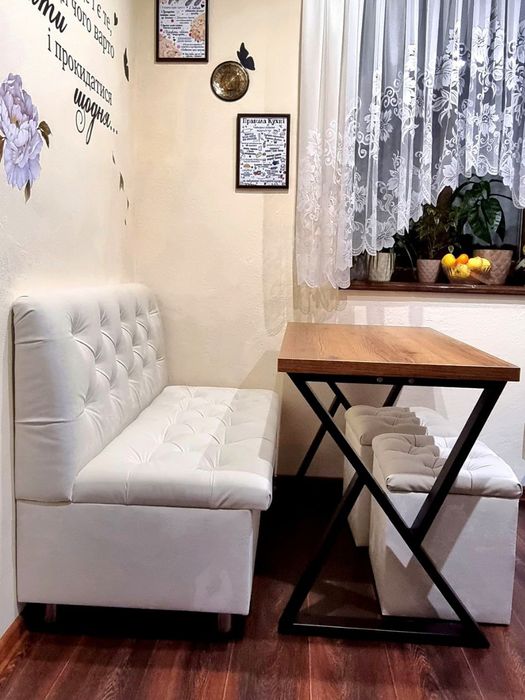 Диван с местом для хранения и два пуфа