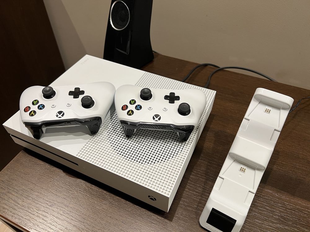 Xbox oneS 1TB + 2pady + stacja ladujaca + 5gier + okablowanie