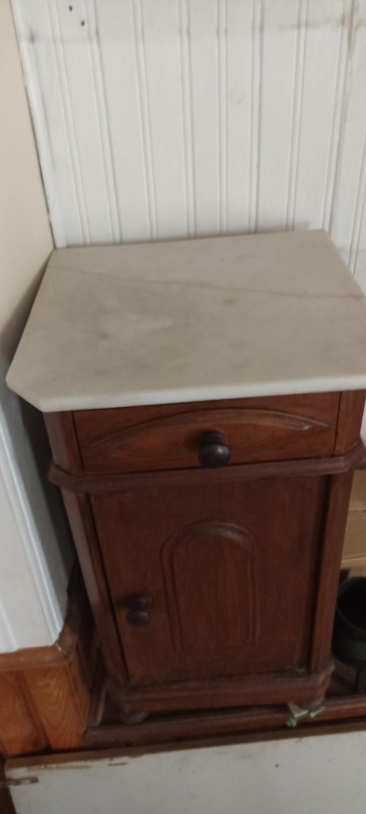 Vendo mesa de cabeceira antiga com pedra mármore