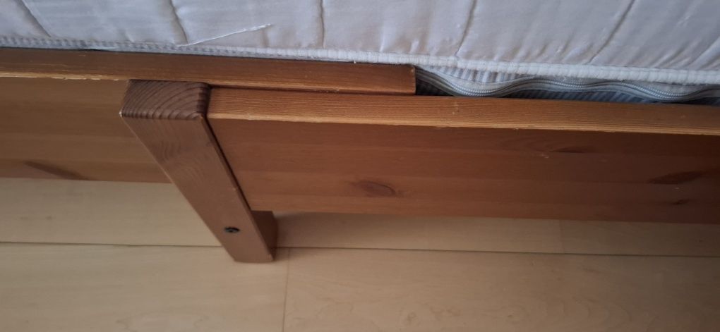 używane drewniane łóżko (IKEA) – "rosnące z dzieckiem" z materacem