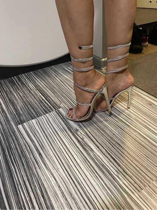 Sandały na obcasie PrettyLittleThing cyrkonie