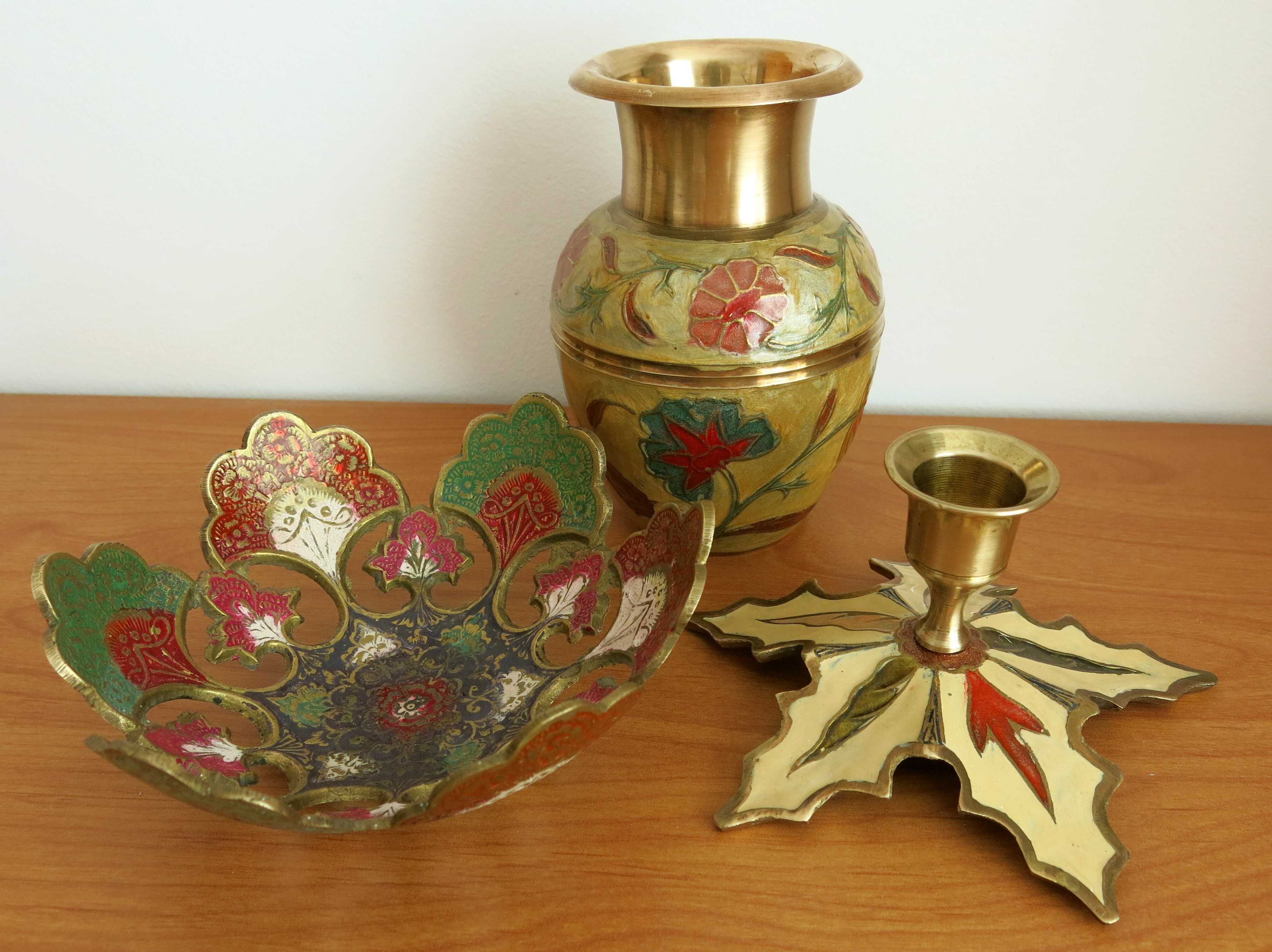 Zdobiony komplet z mosiądzu: wazon, patera i świecznik