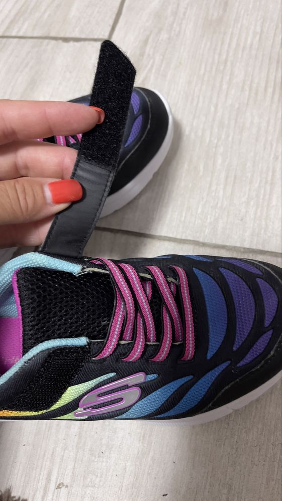 Кросівки на дівчинку Skechers 35 розмір.оригінал