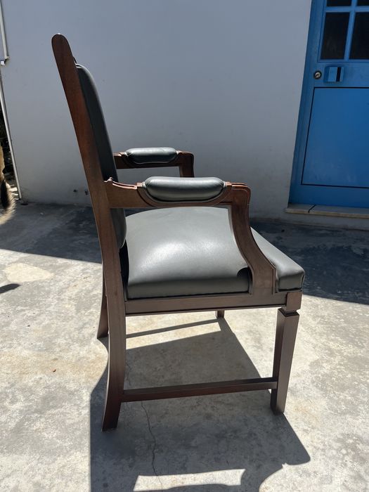 Cadeirão em pele e madeira