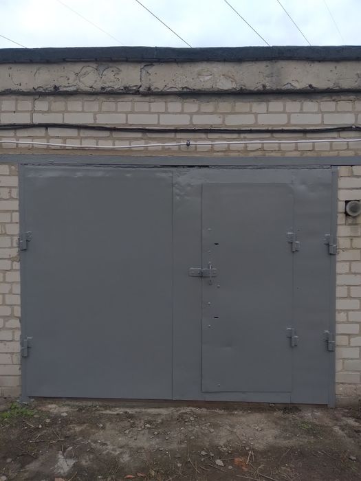 Гараж капітальний з огородом