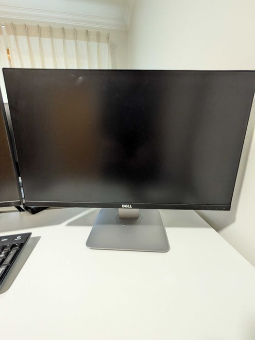 Monitor de pé regulável