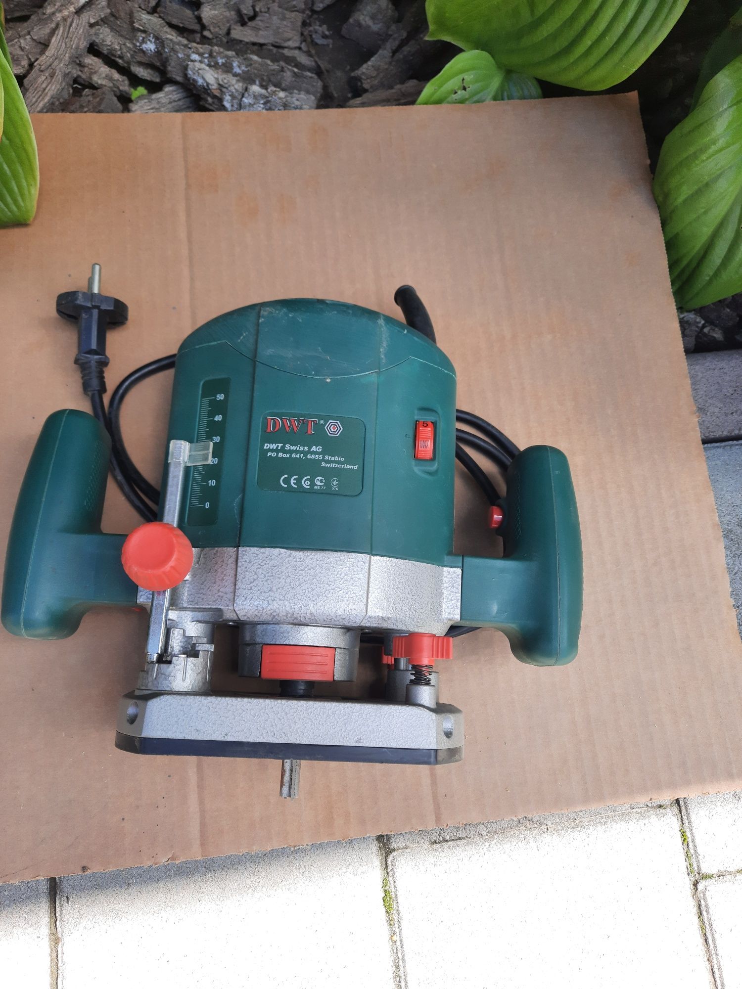 Фрезер DWT OF-1050 V