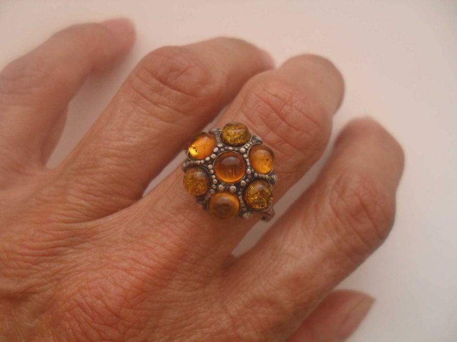 Stary srebrny pierścionek - rozetka z bursztynami - cena ost