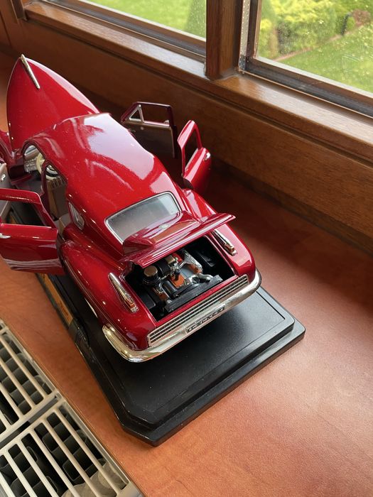 1948 Tucker Torpedo – Road Signature 1:18 Diecast Model (Red)