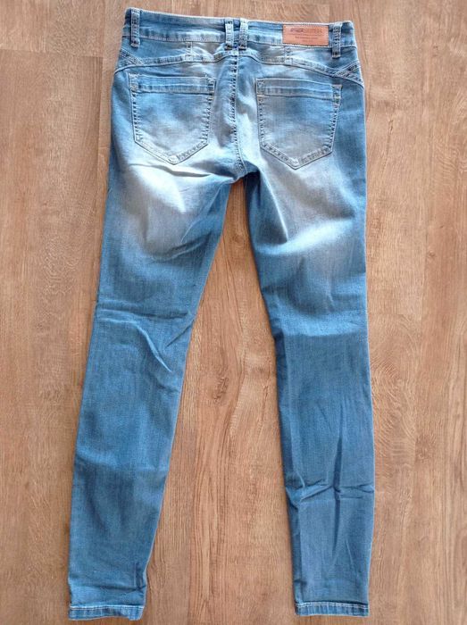 Spodnie z dziurami i przetarciami