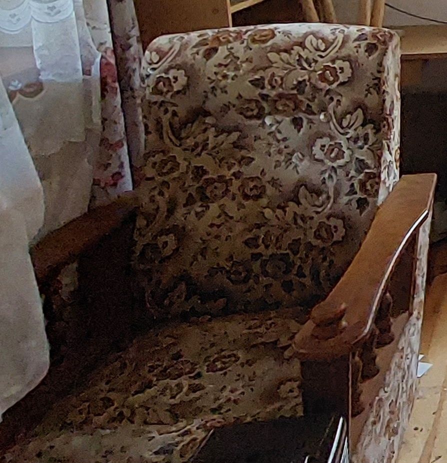 Zestaw wypoczynkowy dwa fotele i wersalka plus pufy