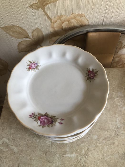 Посуд фарфоровий: тарілки, оселедочніци