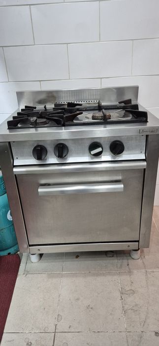 Vendo fogão industrial com forno 79cm comprimento X
