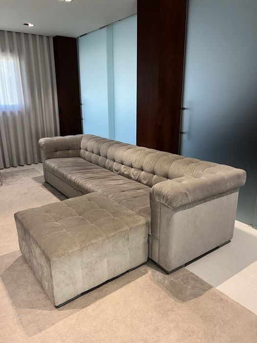 Sofa com puff movel cinzento