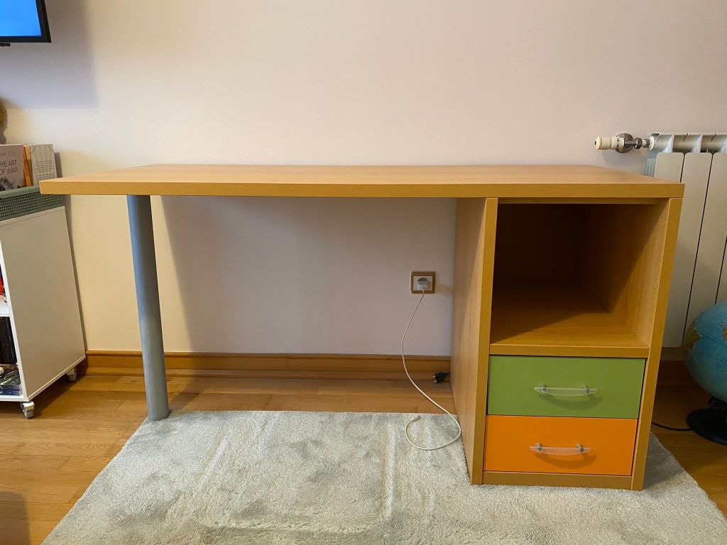 Vendo Conjunto Secretária + Mesa de cabeceira