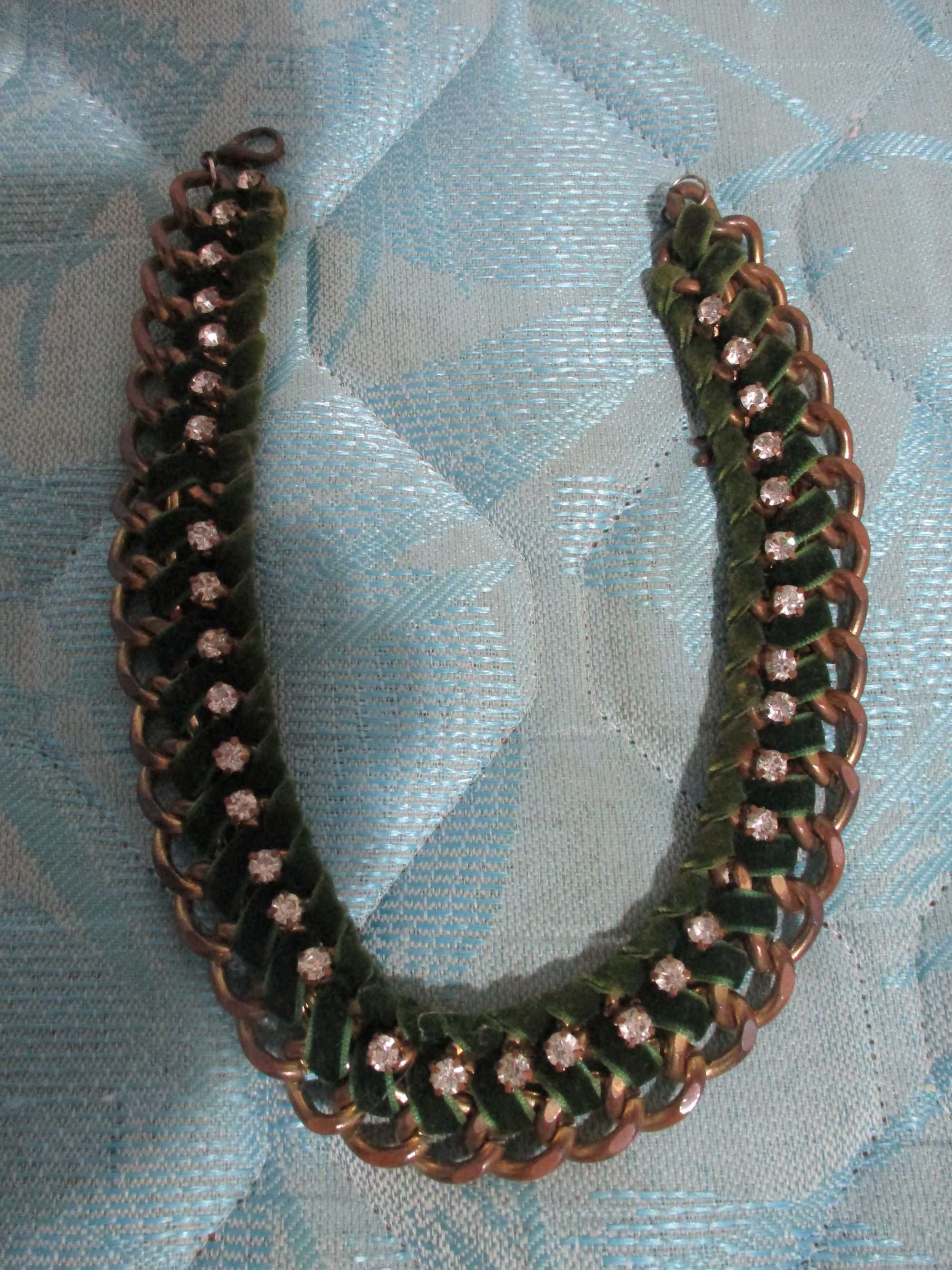 colar de senhora vintage com pedras
