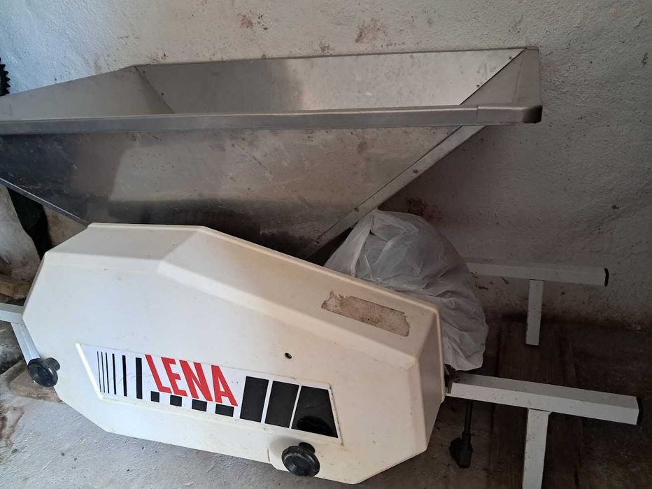 Esmagador de uvas elétrico
