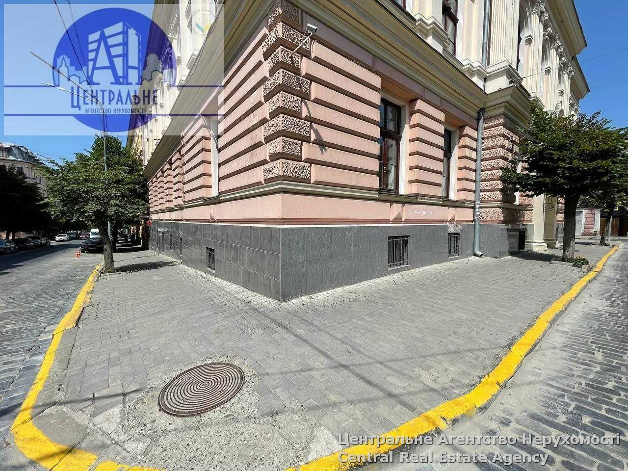 Фасадне приміщення в самому центрі. Опалення входить в ціну. Ремонт.