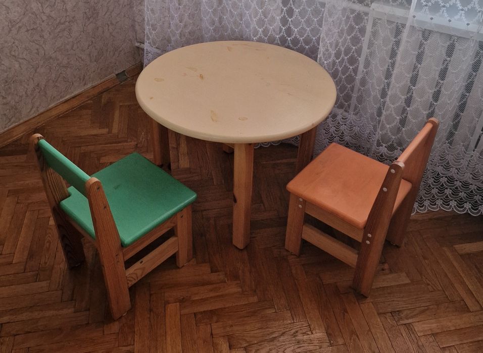 Дитячий столік + 2 стільця