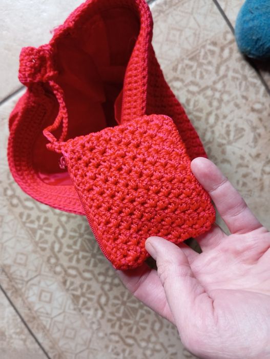 Ładna czerwona szydełkowa torebka