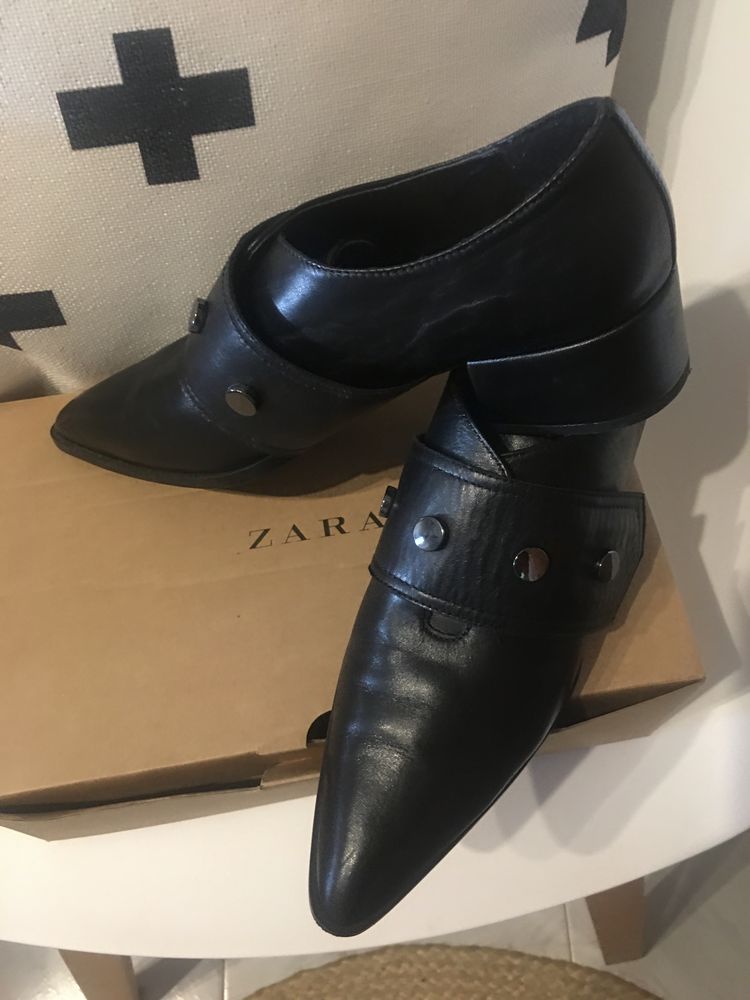 Sapatos em pele pretos “ zara “ tam 37