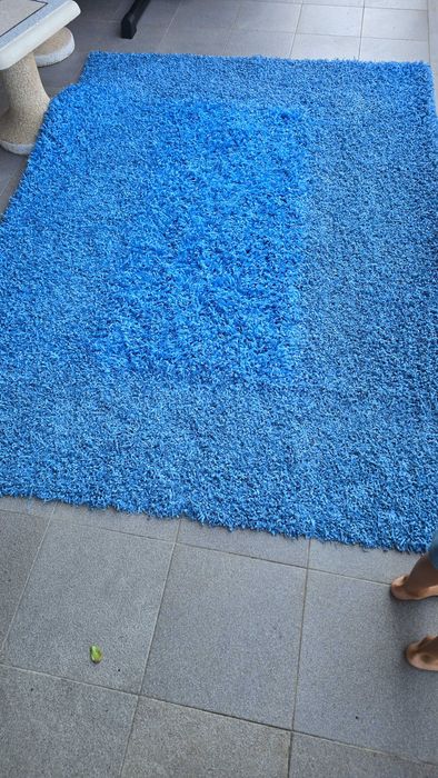 Tapete azul em bom estado