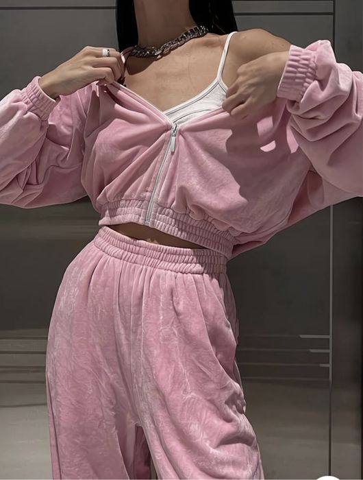 Różowy welurowy dres