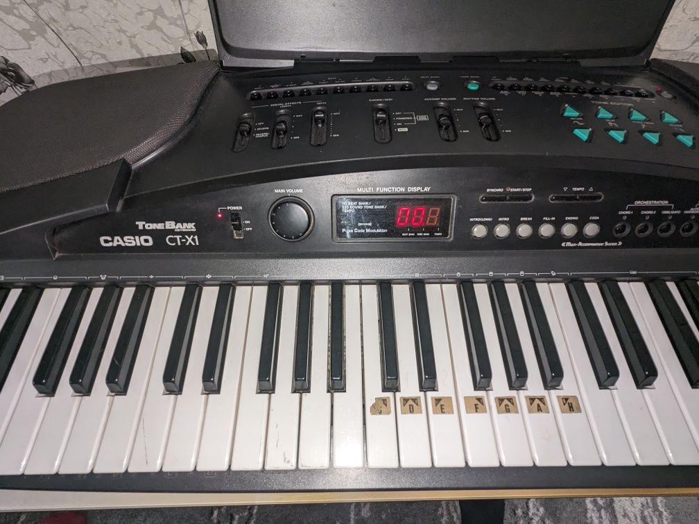 Синтезатор Casio CT-X1  пятиоктавний