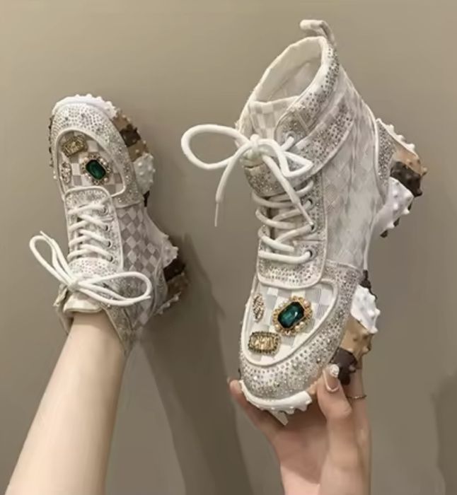 Sapatilhas bota bege muito confortáveis e respiraveis otimas .