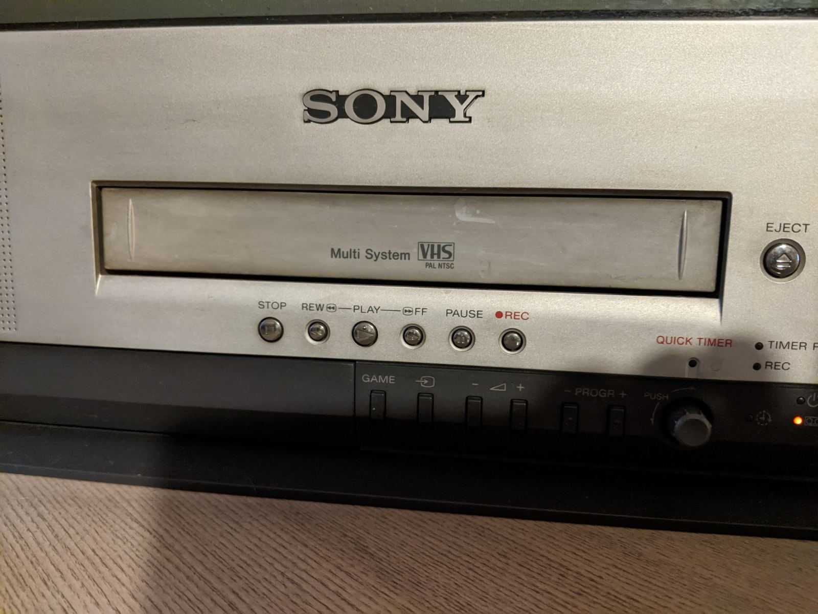 Продам телевізор SONYз вбудованим відеомагнітофоном.