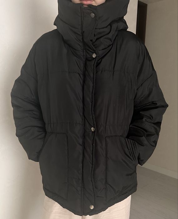 Осіння чорна жіноча куртка