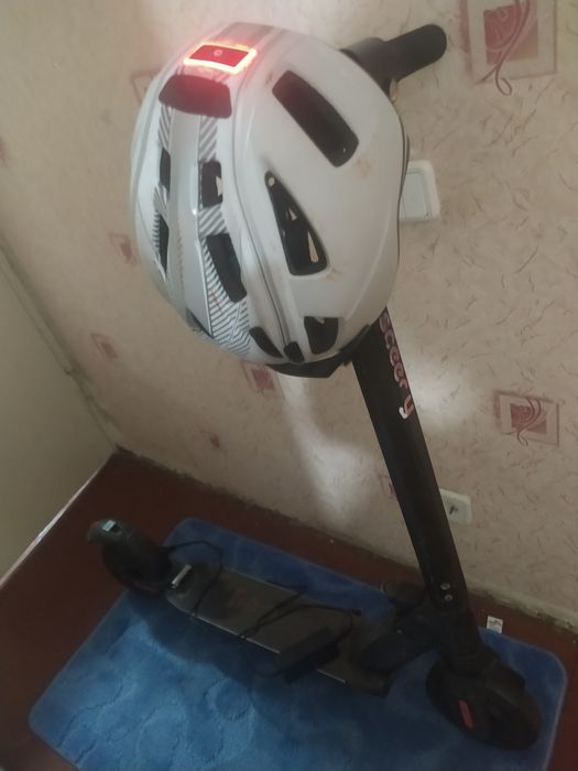 Продам електросамокат і шлем в подарунок