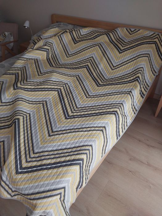 Narzuta, kapa na duże łóżko do sypialni