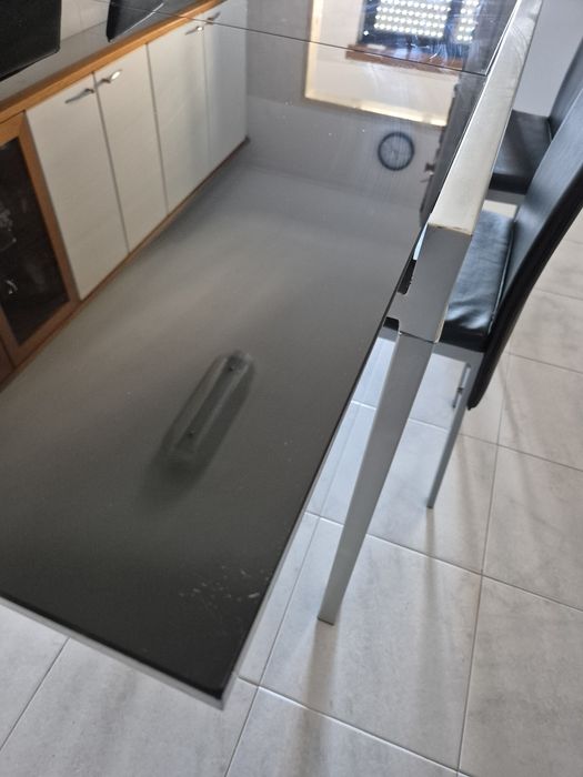 Mesa extensível em vidro  e 4 cadeiras