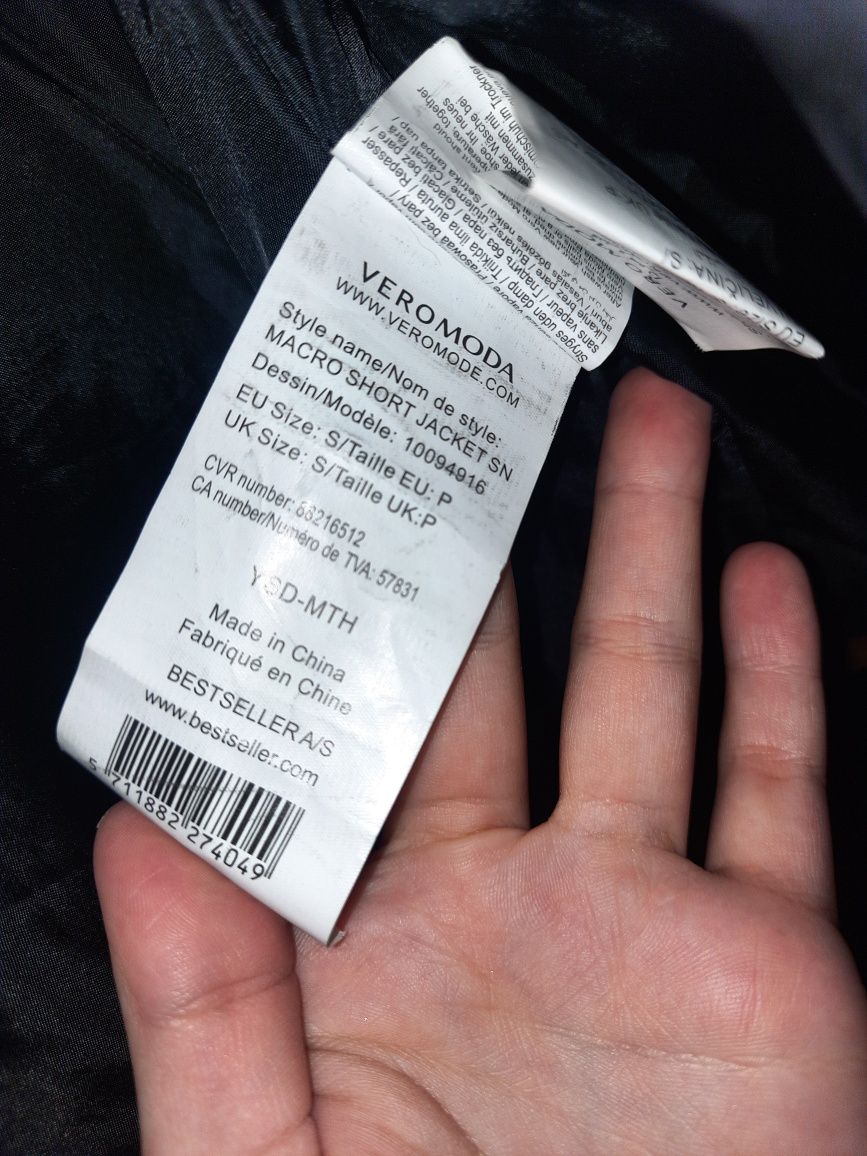 Zimowa kurtka makro short jacket sm VERO MODA z chowanym kapturem