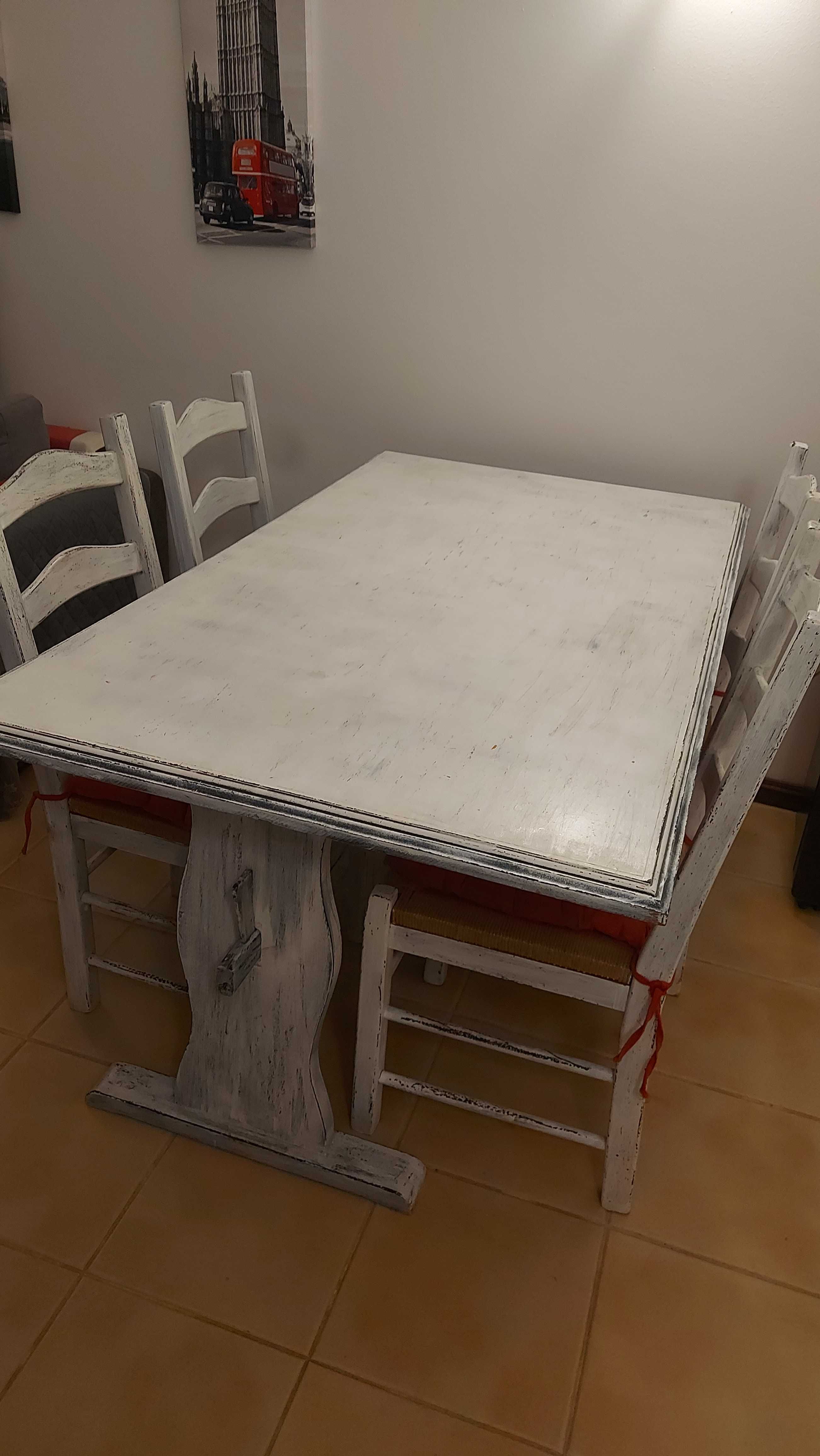 Mesa de jantar e 4 cadeiras