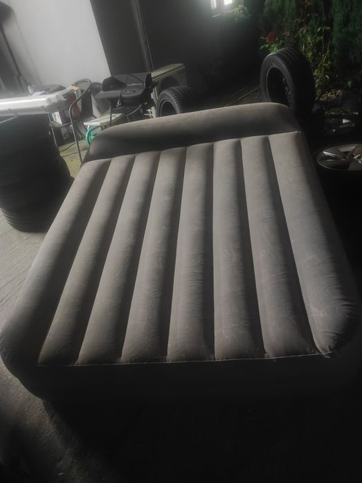 Duży materac z automatyczną pompką