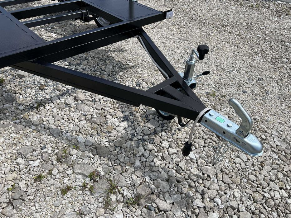 Прицеп для генератора двохвісний без гальм з опорами.