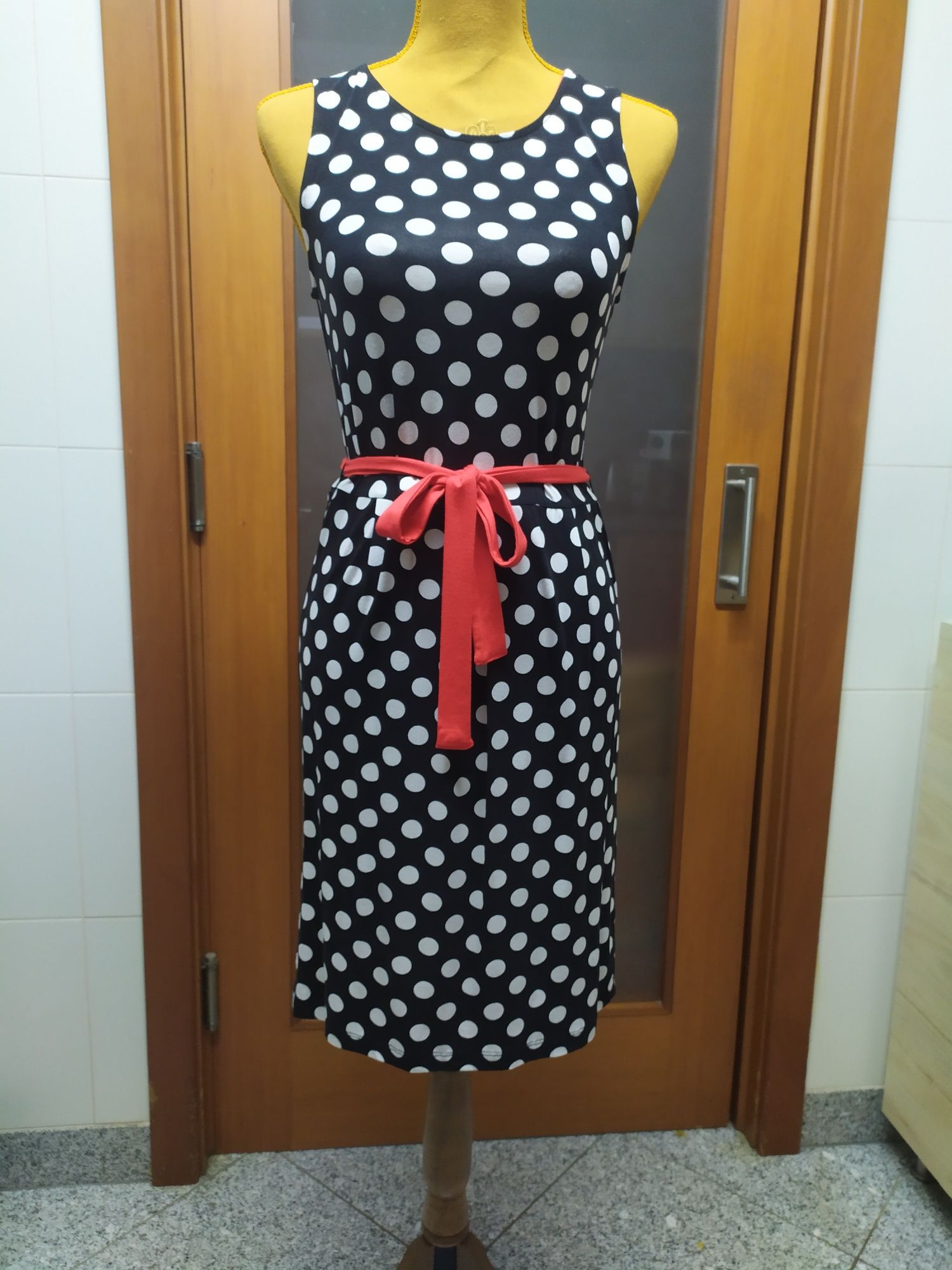 Vestido preto com bolinhas muito bonito e fluido