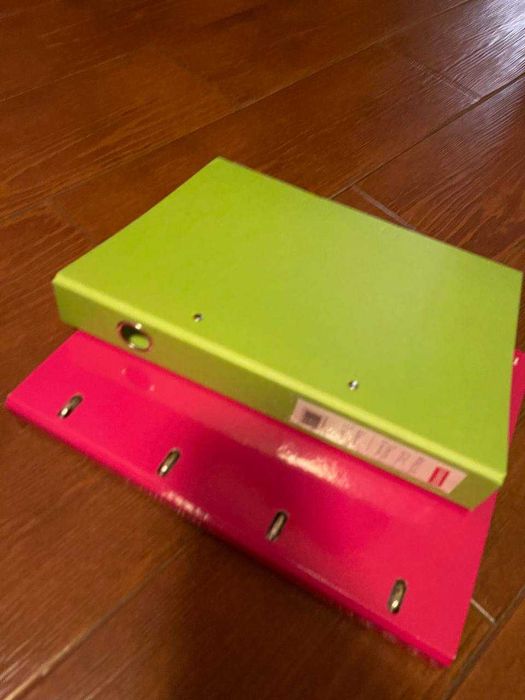 Vou vender lápis.  pastas de papelaria.  carros de brinquedo  cartões