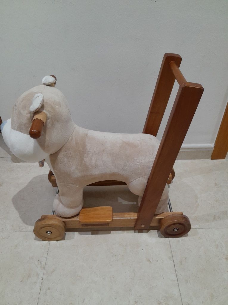 Carrinho com rodas para o seu bebé