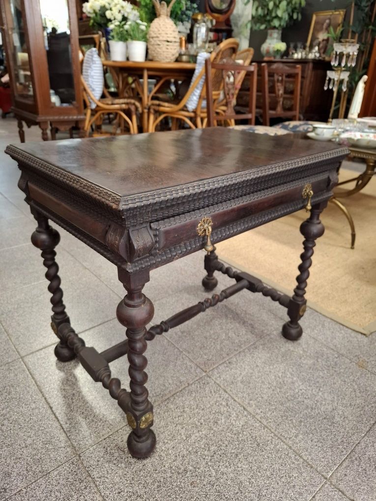 Mesinha de apoio em Pau Santo.