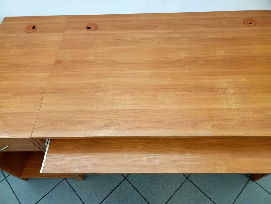 Biurko dług. 160cm x szer. 80 cm x wys. 75 cm