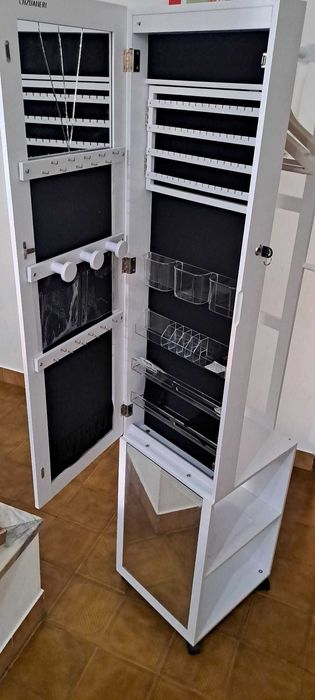 Espelho vertical com joalheiro