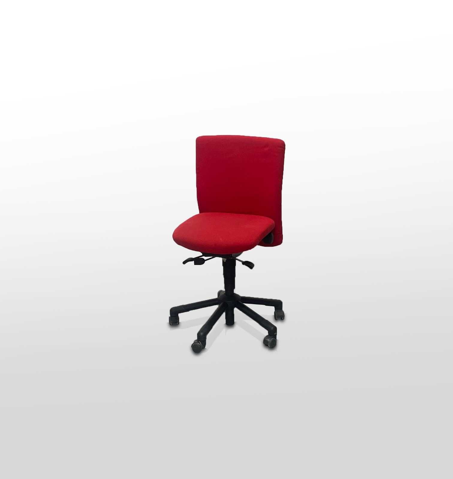 Czerwony fotel obrotowy Intersthul