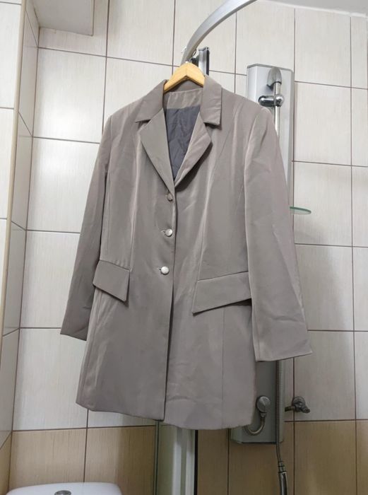 damska marynarka XL surdut kobiecy długi kremowa z długim rękawem ręka