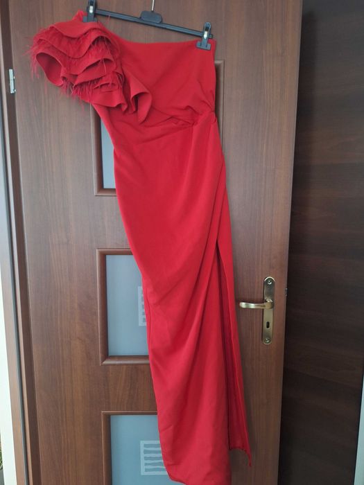 Elegancka sukienka na jedno ramię. Czerwona