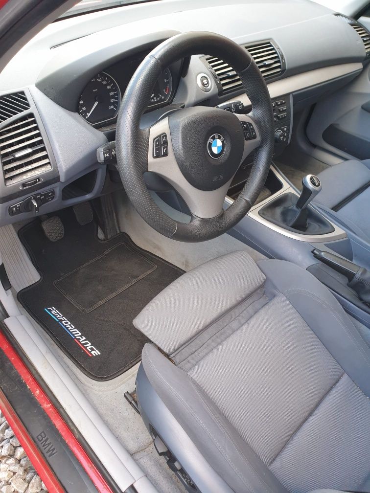 Piękna BMW E87 118i silnik 2.0 KARMESINROT el.fotele tylko 140000km !