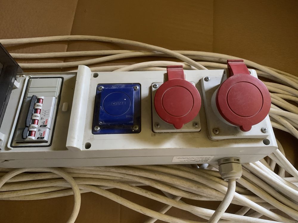Przedłużacz elektryczny ze skrzynką rozdzielczą.