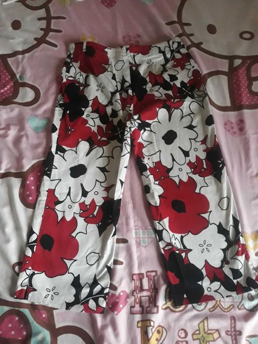 Czarno-biało-czerwone spodnie M, kwiaty krótkie nogawki Spenser Jeremy